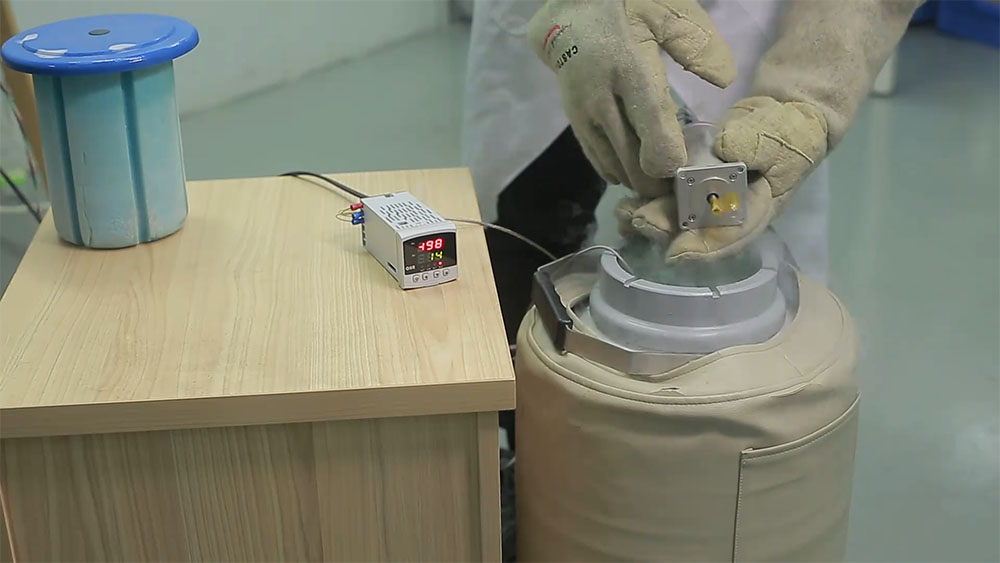 液氮下用的步進(jìn)電機(jī).jpg